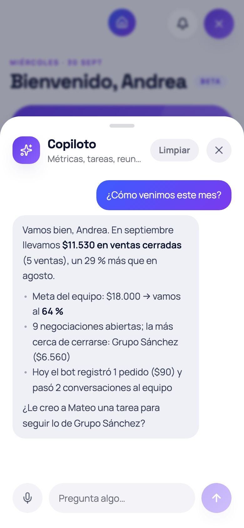 Captura real de Manos CRM: el copiloto responde cómo va el mes con los números del CRM